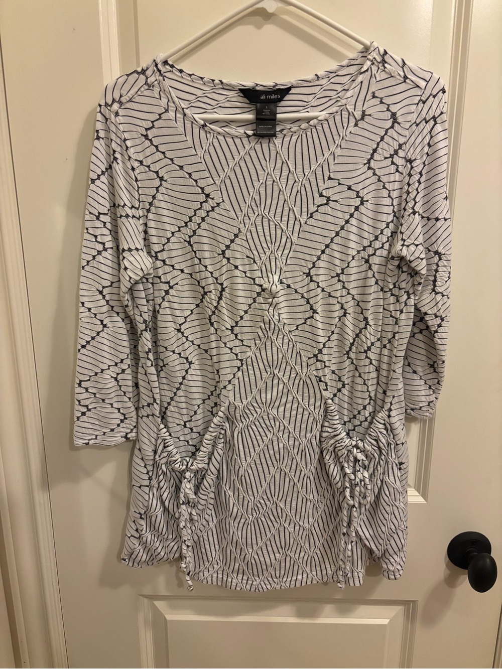 Ali Miles Top S White Black Ruched Tunic 3/4 Sleeve Abstract Artsy Stretch